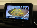 リバースギアに入れるだけで後方の表示へ切り替わります。夜間や雨の日の駐車も楽になりますよ。