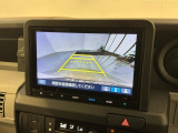 リバースギアに入れるだけで後方の表示へ切り替わります。夜間や雨の日の駐車も楽になりますよ。