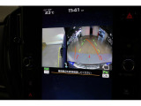 後退時には大型ディスプレイに後方の映像とアシストラインが表示されます