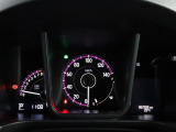 運転時の視界周辺の見やすい位置にメーターをレイアウト。視線の流れを断ち切らない、ストレスフリーで美しい運転動作を可能にします。またマルチインフォメーションディスプレイで、様々な情報が確認できます。