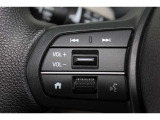 ハンドル左部分でオーディオ操作が可能。そのため、運転中でも目線をずらさずに安全運転♪