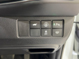 パーキングセンサーや横滑りを防ぐVSA等のスイッチ類は運転席の右側、手の届きやすい位置にあります。