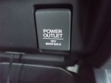 【POWEROUTLET】12V電源ソケットを設置しております。周辺機器の充電にご利用頂けます。
