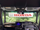 フロントガラスが大きく、ワイドな視界で運転もしやすくなるように設定されています。日差しをカットしながら、身だしなみもチェックできます。鏡付きサンバイザーで一石二鳥。
