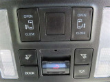 運転席からも操作できる両側パワースライドドア付きです。