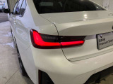 L字型リアコンビランプ:BMWの伝統的なデザインのひとつです。夜間でも誰が見てもBMWとわかる印象的なデザイン。