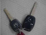 ◆キーレス◆雨が降っているのに傘がない・・車のところまで走ってカギを開けていたらズブ濡れ・・こんなことにならないようにキーレスはボタンを押せばカギが開錠されますので濡れる量も減ります!