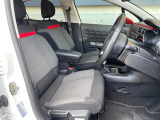 ●前席:ゆったりとしたドライバースペースで、長時間の運転でも快適にお過ごしいただけます。