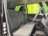 運転席まわりには十分なスペースがあり、大柄な方でもゆったり運転していただける環境です。