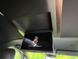【14型有機ELフリップダウン】三列目からでも迫力のエンタメが観れる大画面フリップダウン。有機ELのモニターでは、一般的なフリップダウンよりも高コントラストでキレイな映像を楽しめます。