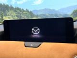 【12.3インチマツダコネクト】車内の雰囲気にマッチした大型ディスプレイ。スマホ接続でのナビ使用やBluetooth再生等、様々な機能が楽しめます。直感的なダイヤル操作が可能で、使い勝手も良好です。
