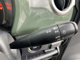 走行中の車が周囲の明るさを検知して、自動的にヘッドライトを点灯/消灯してくれます。