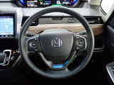ハンドル左側にはオーディオ操作が出来るオーディオリモートコントロールスイッチ、右側にはHonda SENSINGとオートクルーズコントロールのスイッチを装備!