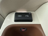 充電用USB端子付き。スマートフォンなどの充電に便利です。