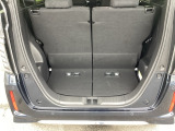 後席を倒さなくても、ゆとりある荷室。