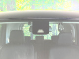 【スマートアシスト】走行中に前方の車両等を認識し、衝突しそうな時は警報とブレーキで衝突回避と被害軽減をアシスト。より安全にドライブをお楽しみいただけます。