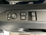 ドアミラーのスイッチは運転席ドアにあります。