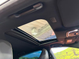 【サンルーフ】開放感たっぷりの希少装備、サンルーフが装着されています!車内に明かりを取り入れたり景色を楽しむ以外にも、車内の空気も簡単に換気できて快適です!