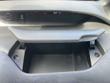 ダッシュボードに収納スペースがございますので、運転席から離れることなく、小物を出し入れすることができます。