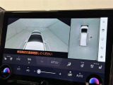パノラミックビューモニターを装備。駐車場や交差点でクルマを真上から見るように周囲を確認できます。機能の詳細は販売店スタッフまでおたずねください。
