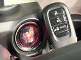 【Hondaスマートキー】カバンやポケットに入れたままでもドアの施錠・解錠が可能なスマートキーを装備。エンジンのオン・オフ時もカギを取り出す必要が無いからとっても便利です♪