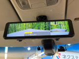 【アドバンスドルームミラー】後席の大きな荷物や同乗者で後方が確認しづらい時でも安心!カメラが撮影した車両後方の映像をルームミラー内に表示。クリアな視界で状況の確認が可能です!