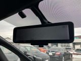 スマートルームミラー◆積載物などで、さえぎられがちなルームミラーの後方視界。車内状況に関わらず車両後方にあるカメラの映像をルームミラーに映し出します!もちろん夜や悪天降雨でもクリアな後方視界を確保!