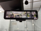 スマートルームミラーは、車両後方に設置されたカメラの映像を、ルームミラーに映し出すことで、死角をなくし、安全性を向上させることができます。また、夜間や雨天時でも、クリアな映像を映し出すことができます。