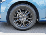 標準装備の純正16インチアルミホイール。タイヤサイズは185/60R16です。