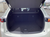 大きく開くリアゲート。荷物の積み下ろしも楽ラクです。トノカバーも付いてますのでプライバシー保護もOKですね☆