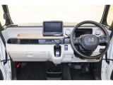 操作性に優れた運転席となります!小物入れや各ボタンの配置にこだわり、使いやすいです!座り心地もよく視認性も良好なのでロングドライブもお任せ下さい!