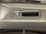 電動開閉式のテールゲートです。少ない力で開閉できます。
