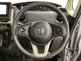 ハンドルにHondaセンシング系のクルーズコントロールやレーンキープアシストなどのスイッチと、オーディオの操作スイッチが装備されています。ハンドルから手を離さず安全に操作できます。