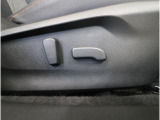 運転席パワーシートがついております。リフター、前チルト、前後スライド、リクライニングの調整を自動化します。貴方だけの特別なドライビングポジションで快適に運転頂けます。