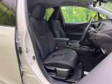 運転席まわりには十分なスペースがあり、大柄な方でもゆったり運転していただける環境です。