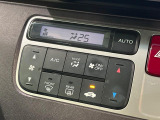 【オートエアコン】一度お好みの温度に設定すれば、車内の温度を検知し風量や温度を自動で調整。暑い&hellip;寒い&hellip;と何度もスイッチ操作をする必要はありません。快適な車内空間には必須の機能ですね♪
