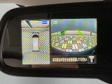 アラウンドビューモニター。前後左右の4つのカメラで車を上から見たような映像をナビ画面に映すので人や物を確認できとても安全です。