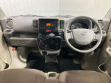 前席のフロアに障害物がなく足元に広いスペースを確保。運転席、助手席間を自由に移動できるので、ドライバーが助手席ドアから乗り降りする際にも、スムースに移動できます!