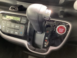 インパネシフトを採用しているので、前席の足元も広々としています。運転席と助手席の行き来もスムーズです!