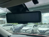【インテリジェントルームミラー】です。車両後方のカメラ映像がミラー(液晶画面)に写るので、後席の人や荷物が写りこみません。夜間や悪天候でも視界が良好です♪