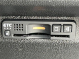 【ETC】有料道路を利用する際に料金所で停止することなく通過できる、ETC車載器(ノンストップ自動料金収受システム機器)が装備されています。セットアップを行うことで利用可能になります。