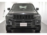 Jeep伝統の7スロットグリルが存在感ありますね。