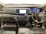 車内は光触媒抗菌消臭施工済です。スタイリッシュなデザインでスポーティなインパネ周りを演出します。グローブボックスやカップホルダーのほかにトレーなどたくさんの収納スペースが付いています。