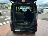 後席を倒せば長い荷物も積めますよ