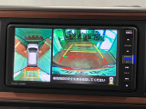 【パノラマモニター】 上から見下ろしたような映像が、運転の不安を軽くします。