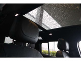 サンルーフは車の外観にもアクセントを加えることができます。特に大きなサンルーフやパノラマサンルーフ(全景タイプ)は、車のデザインにスタイリッシュな要素を追加し、車全体の高級感や魅力を引き立てます。