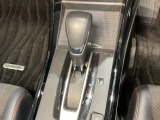 自然に手が届く距離に配置されたシフトレバー。