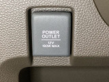 アクセサリーソケットはUSBのアダプターなどをつければ、スマホの充電にも使えます。周辺には物が置けるボックスがついています。
