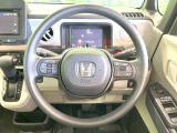 インテリアに合わせたデザインのステアリングは、運転される方のことも考え、運転しやすい形状、大きさです。是非一度、実際に触ってお確かめください。