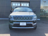 【フロントグリル】7スロットルグリルはJeep伝統の証です。SUVのみにこだわり続けている伝統あるJeep車へお乗り頂いてみてはいかがですか?